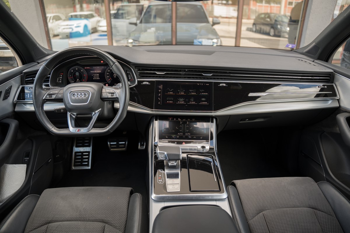 Audi Q7
 3.0 TDI S line QUATTRO