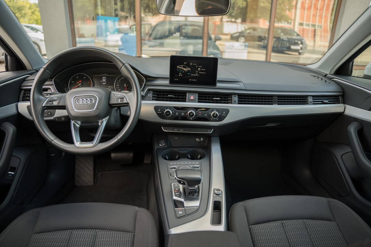 Audi A4
 35 TDI S-Tronic