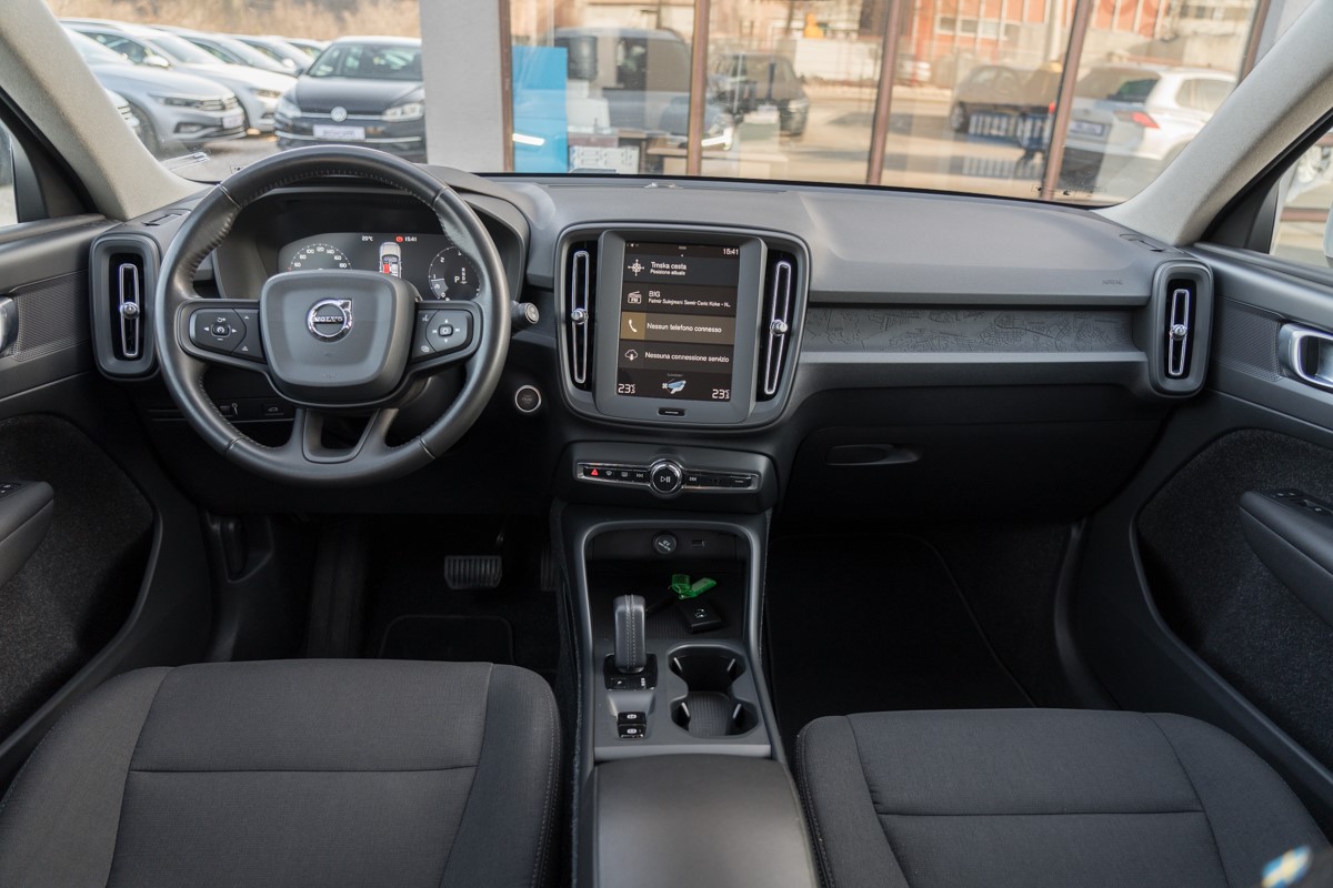 Volvo
 XC40 2.0D D3 AWD 4X4