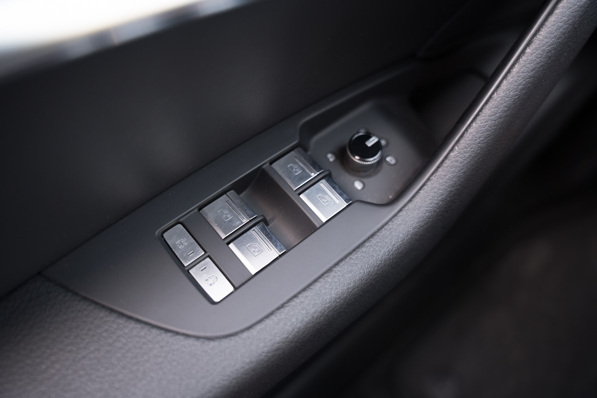 Audi A6
 2.0 TDI S line