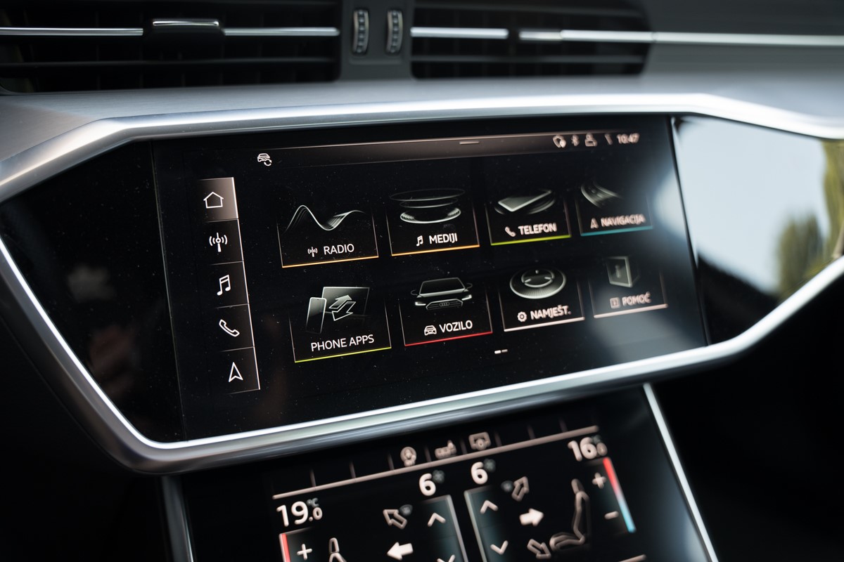 Audi A6
 3.0 TDI S line QUATTRO