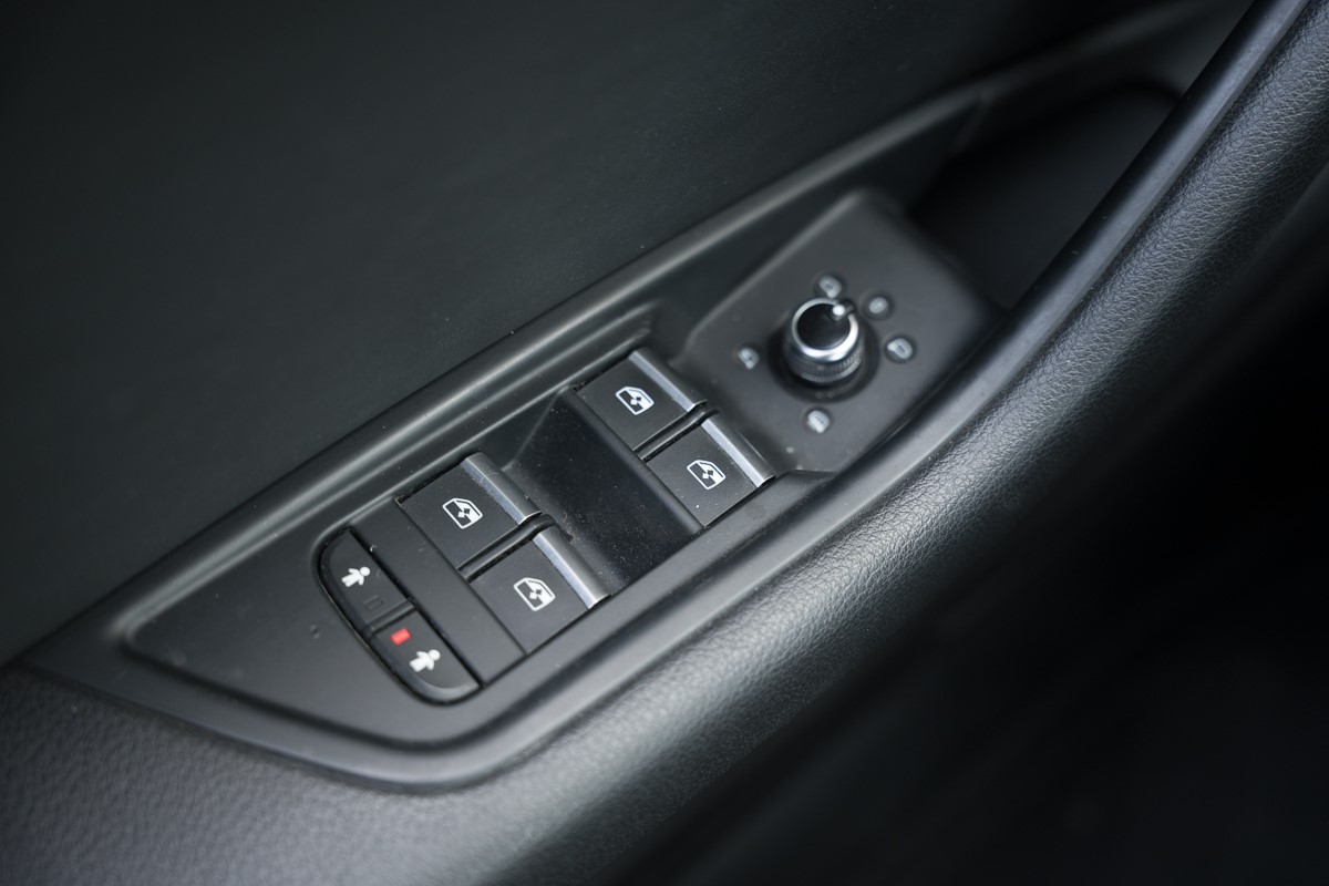 Audi A4
 2.0 TDI S line