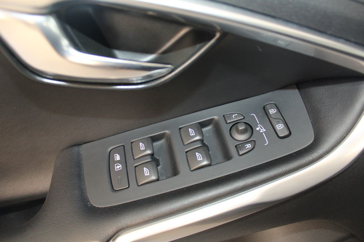 Volvo
 V40 2,0 D2 R-Desing