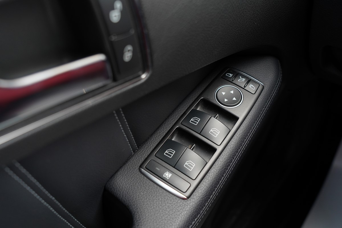 Mercedes-Benz E-Class
 220 CDI