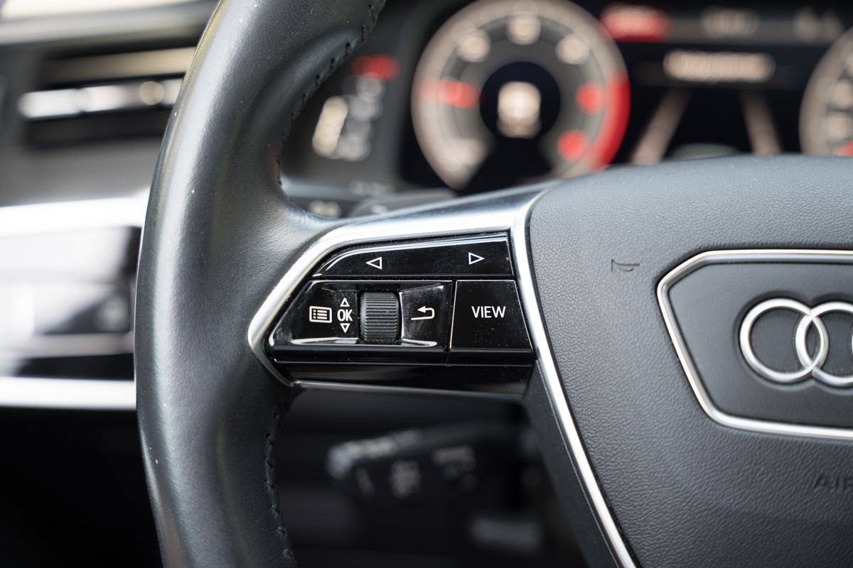 Audi A6
 2.0 TDI S line