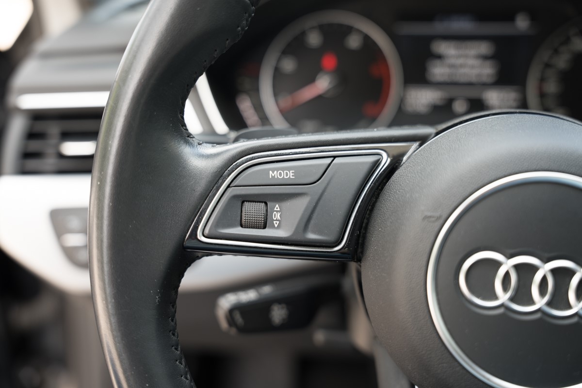 Audi A4
 2.0 TDI S line