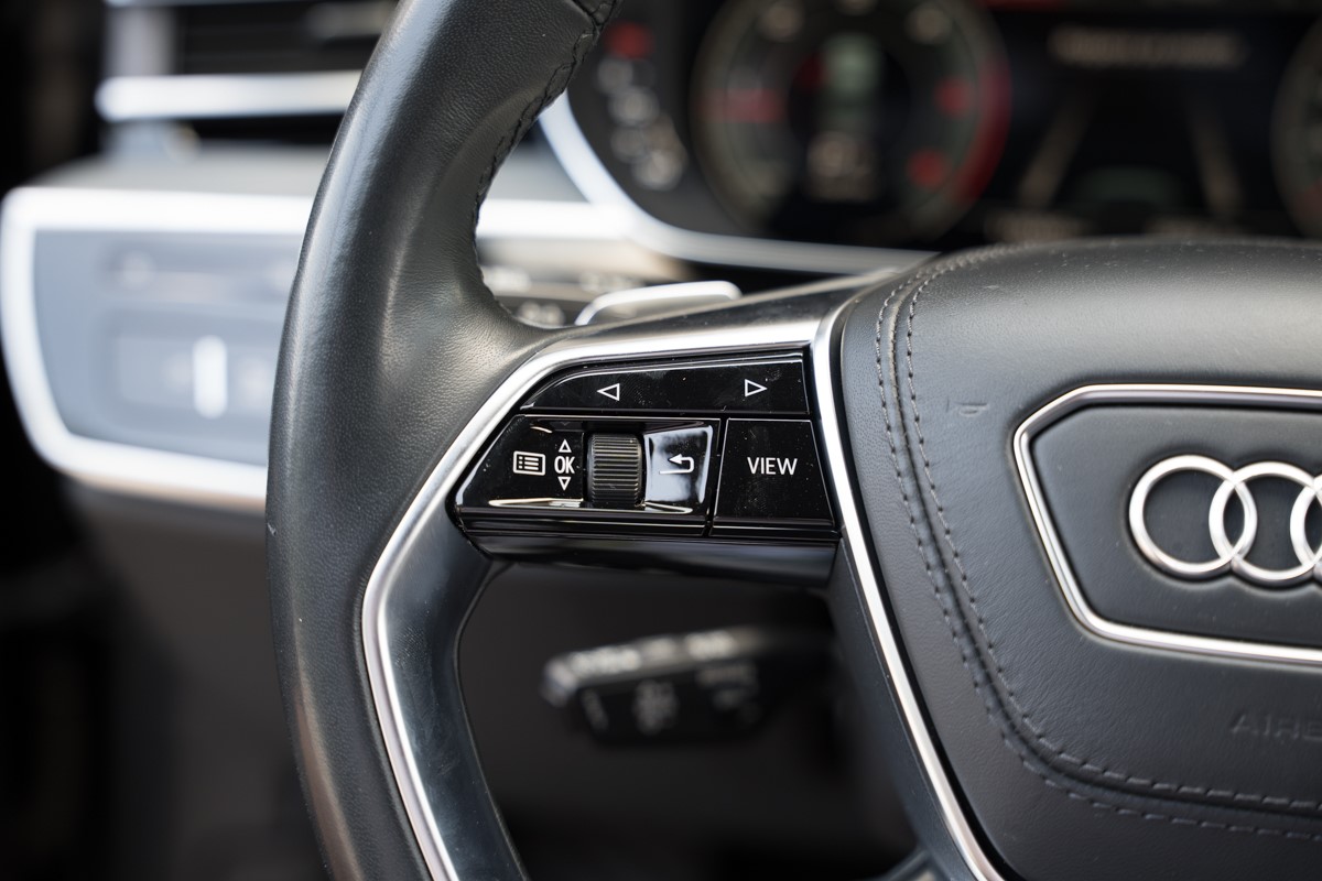 Audi A8
 3.0 TDI S line QUATTRO