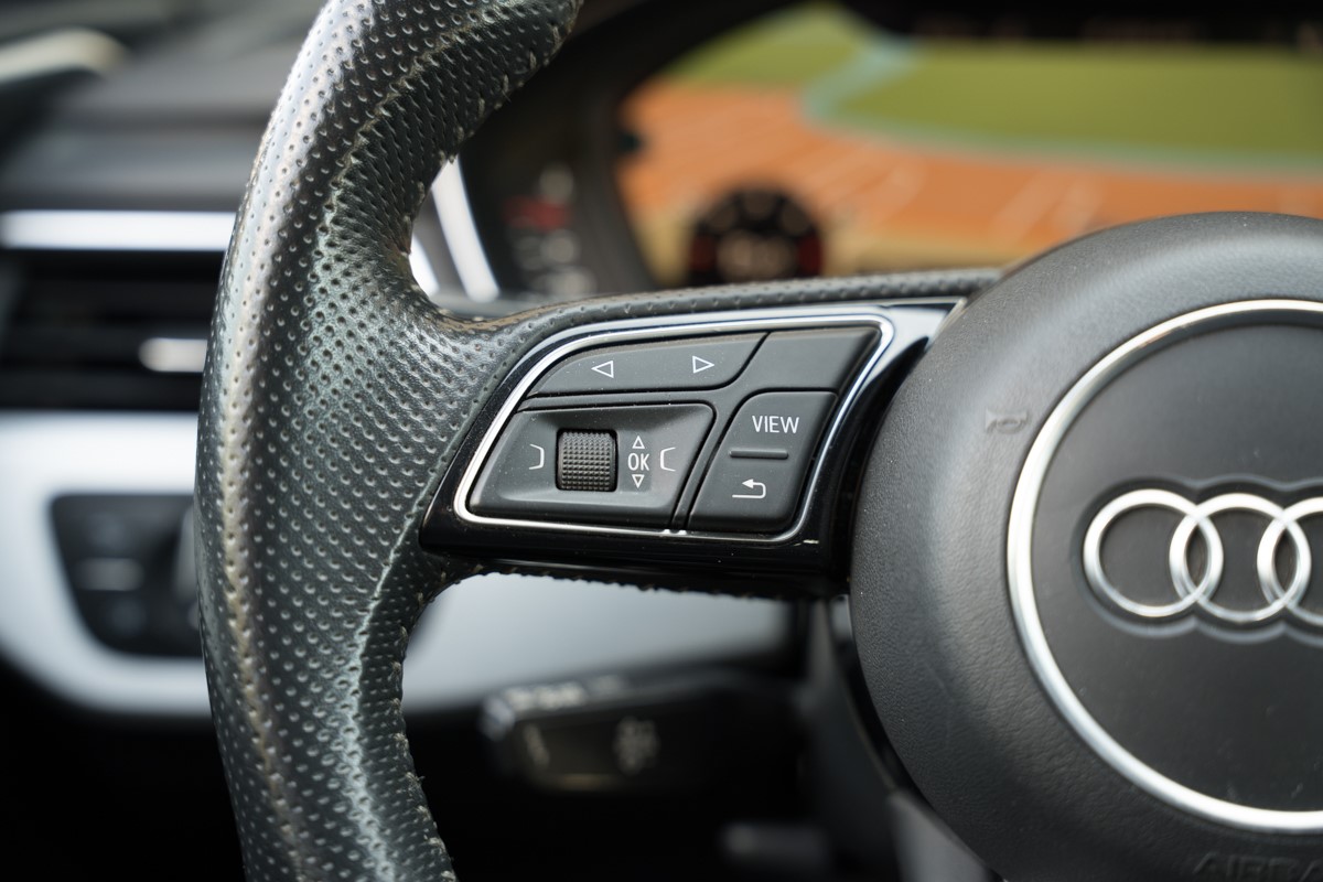 Audi A4
 2.0 TDI S line