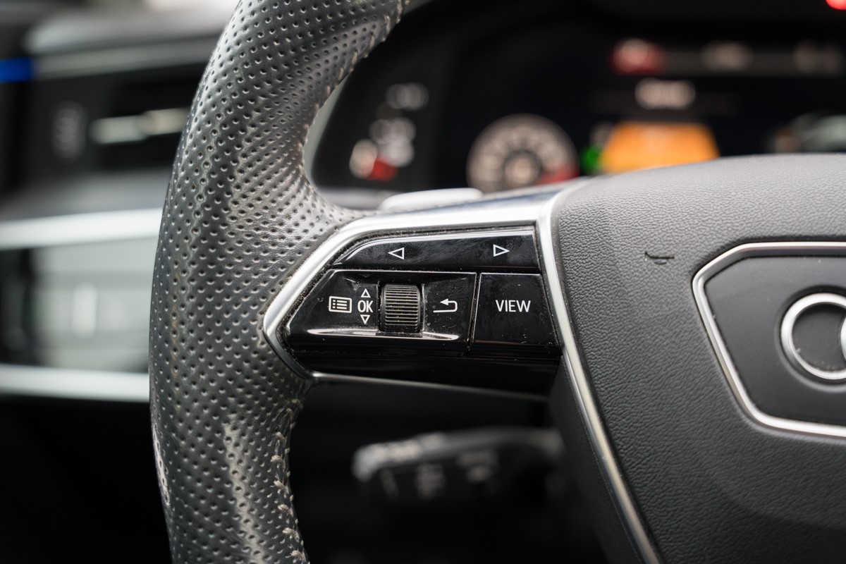 Audi A6
 55 TFSI E S line QUATTRO