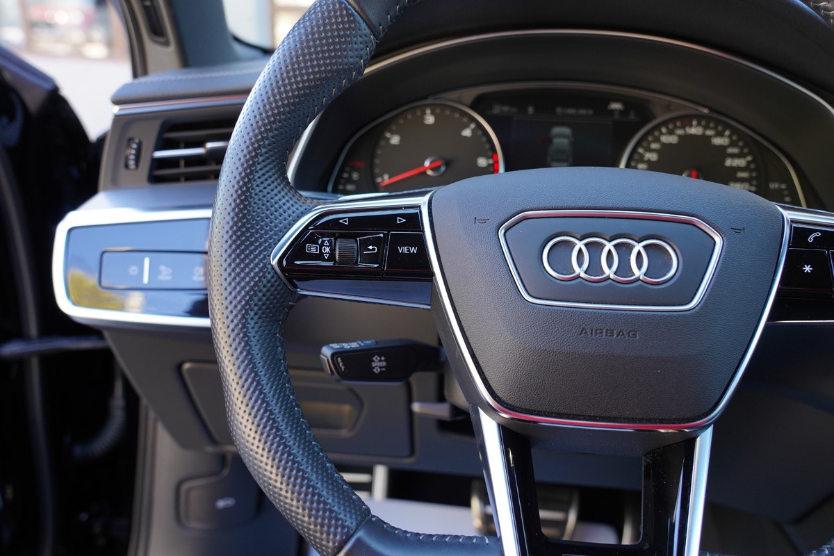 Audi A6
 40 TDI S-LINE S-TRONIC