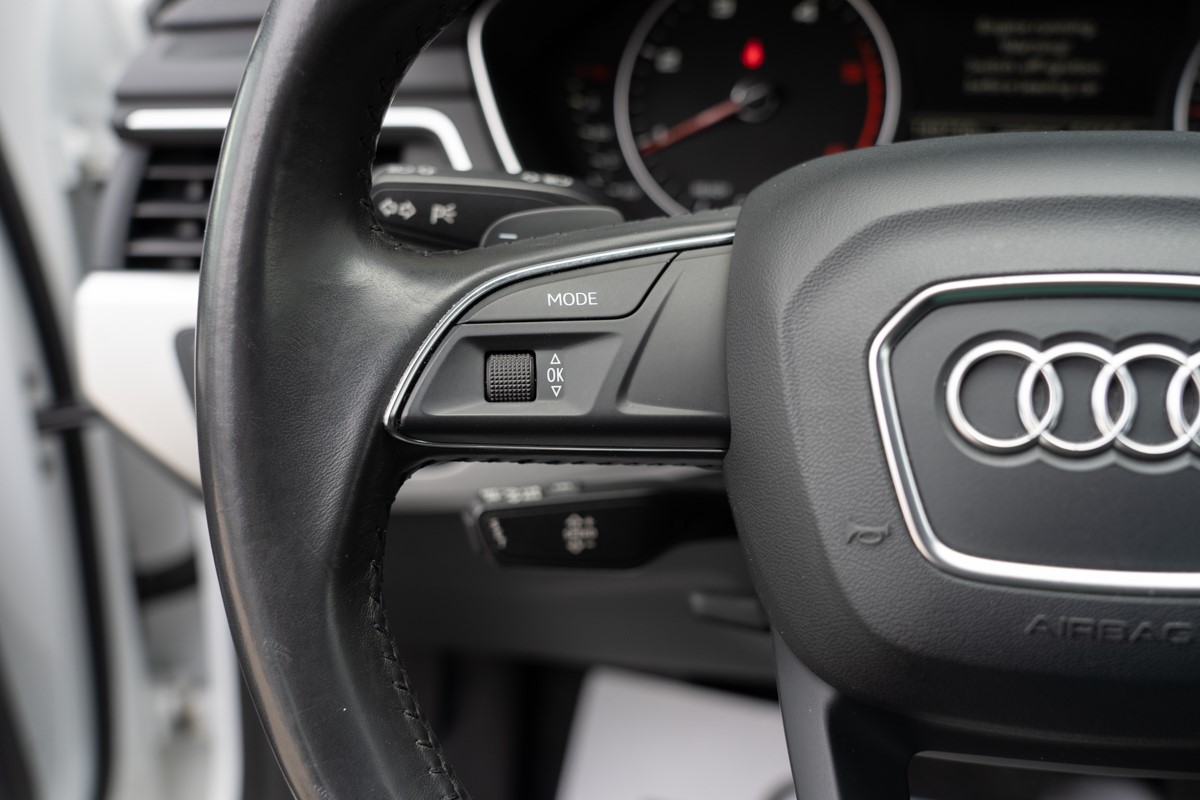 Audi A4
 2.0 TDi S-tronic Quattro Business Line