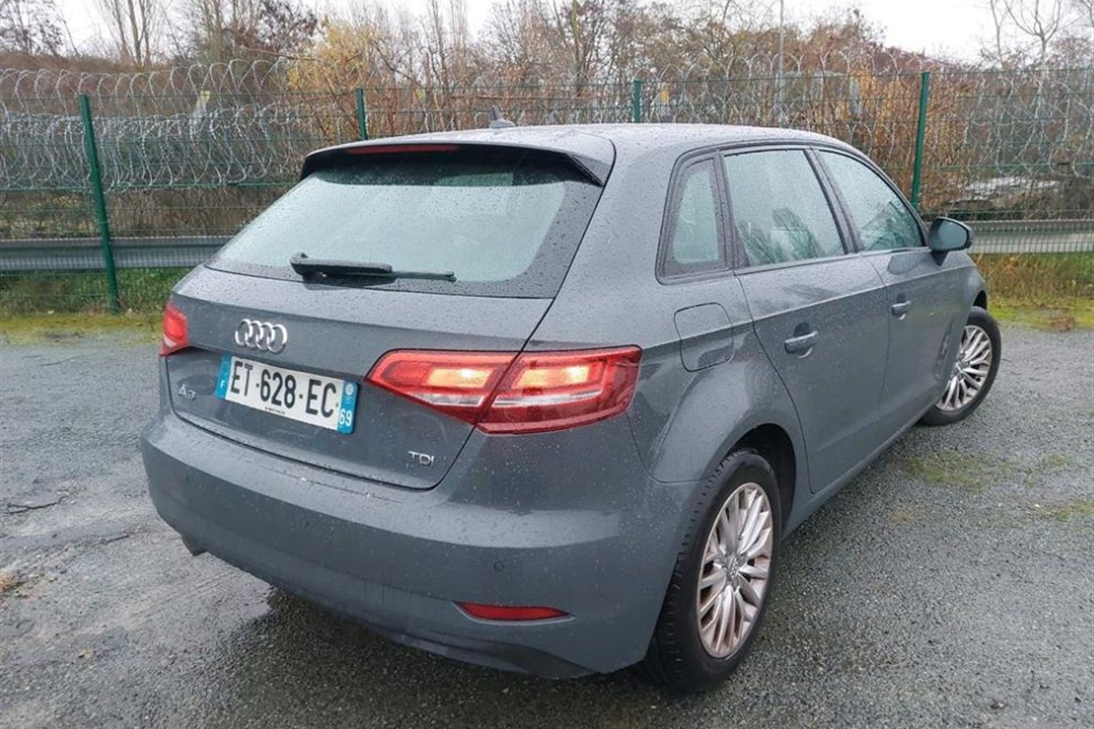 Audi A3
 1.6 TDi Sportback S-tronic Business Line