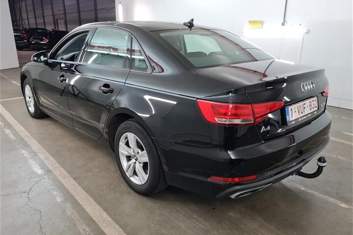 Audi A4
 30 TDi Stronic Business Edition