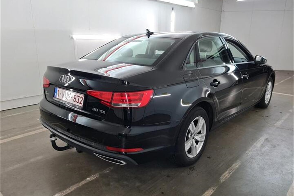 Audi A4
 30 TDi Stronic Business Edition