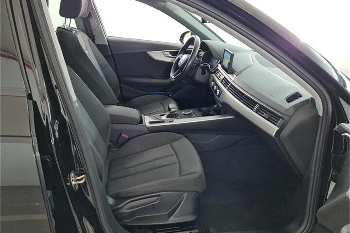 Audi A4
 30 TDi Stronic Business Edition