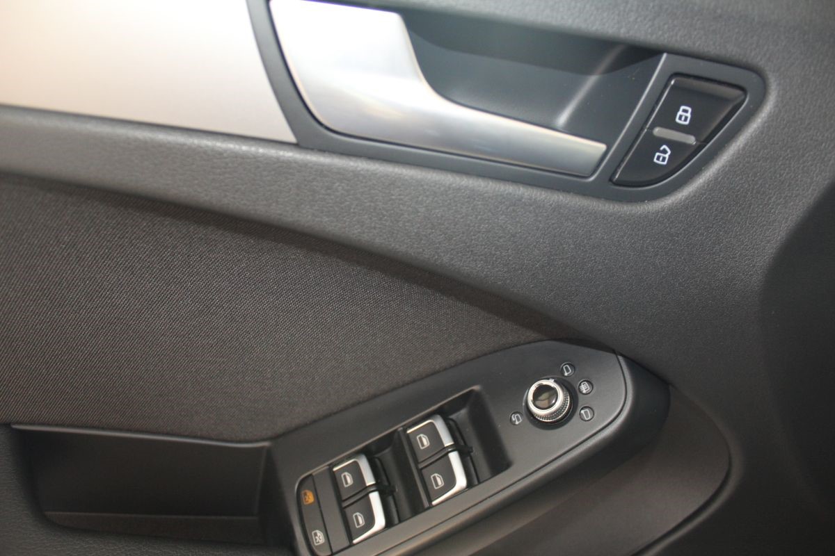 Audi A4
 2,0 TDI AVANT S-TRONIC ATTRACTION Navi