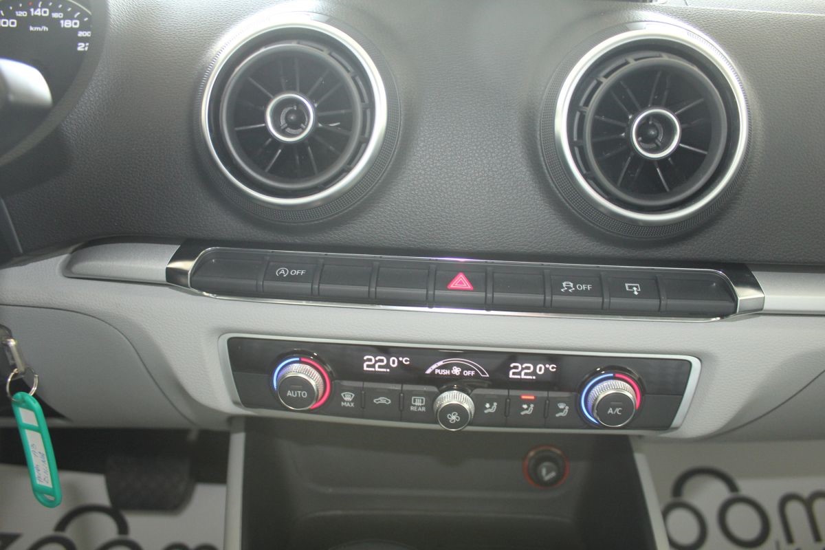 Audi A3
 1,6 TDI S-Tronic SPORTBACK ATTRACTION >novi model<