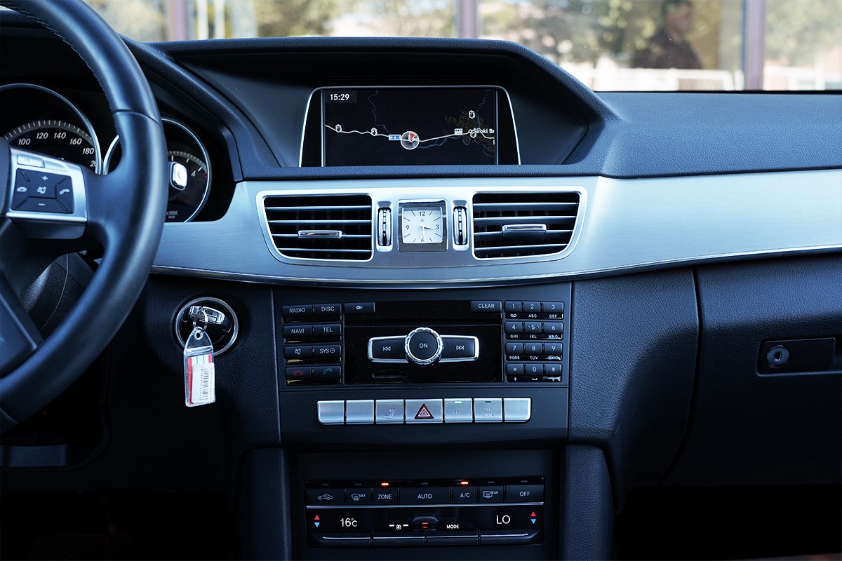 Mercedes-Benz E-Class
 E-220 CDI