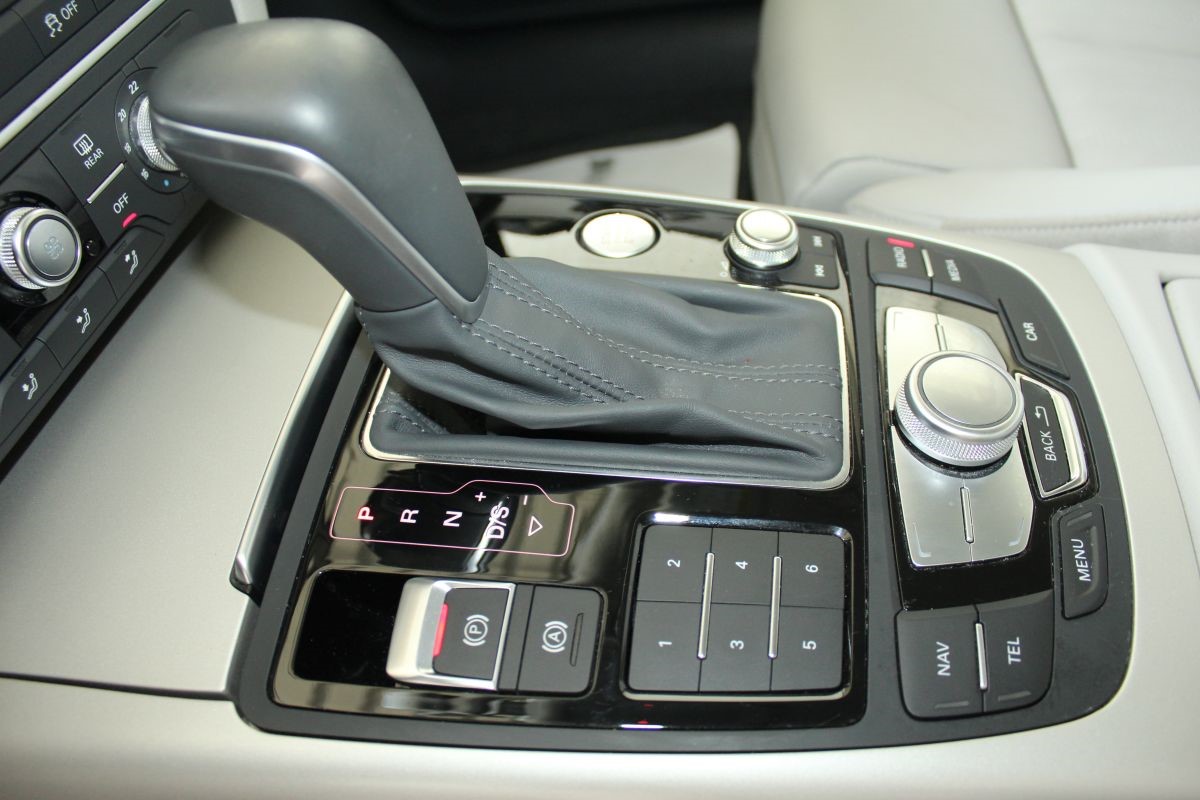 Audi A6
 3.0 TDi V6 Quattro Business Line