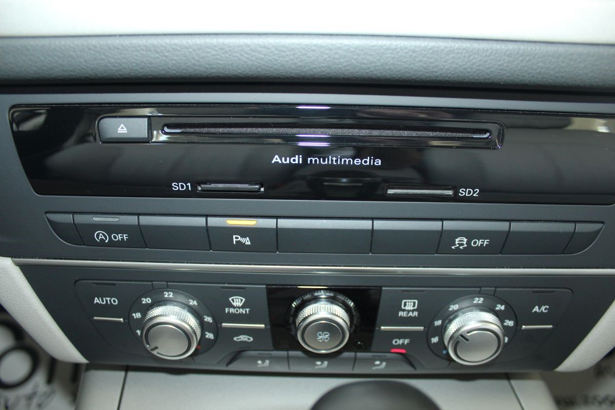 Audi A6
 3.0 TDi V6 Quattro Business Line