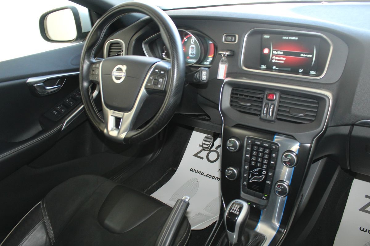 Volvo
 V40 2,0 D2 R-Desing