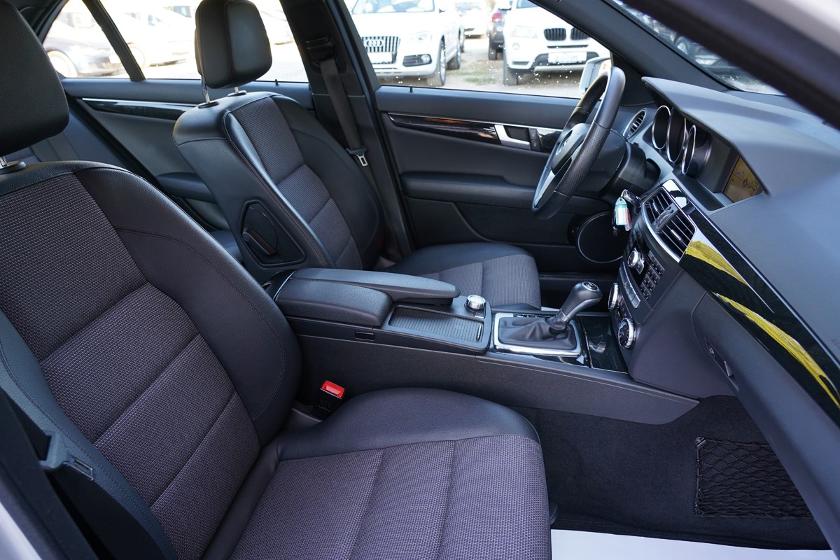 Mercedes-Benz C-Class
 220 CDI 