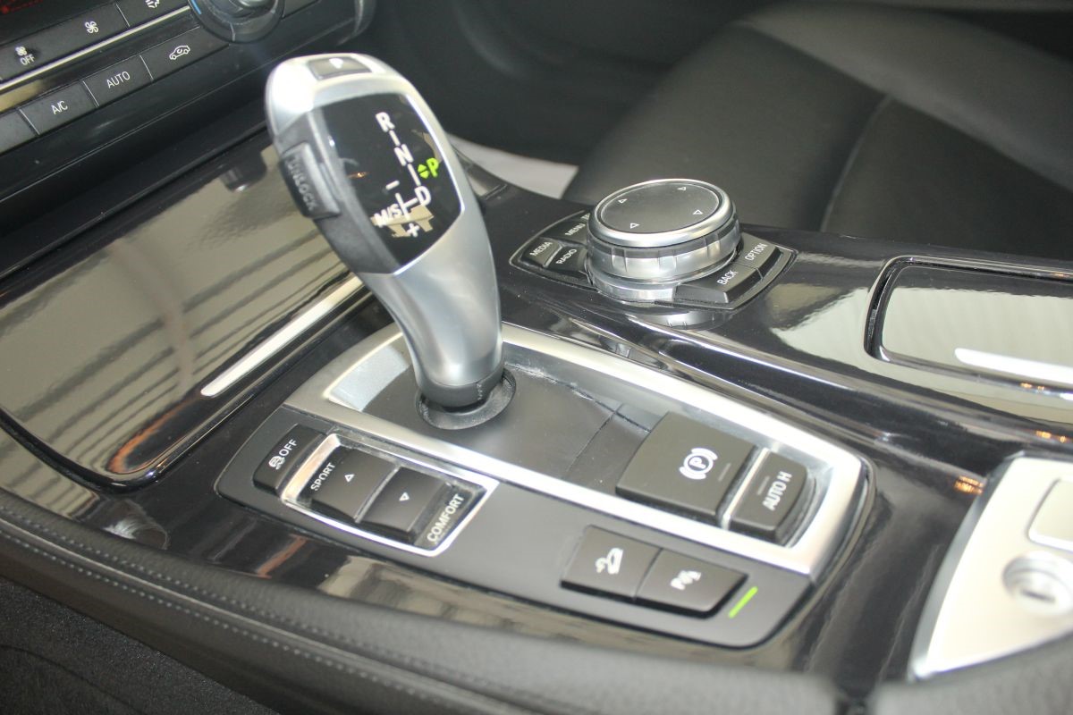 BMW
 5-Series F10 520D xDrive Executive *FACELIFT*