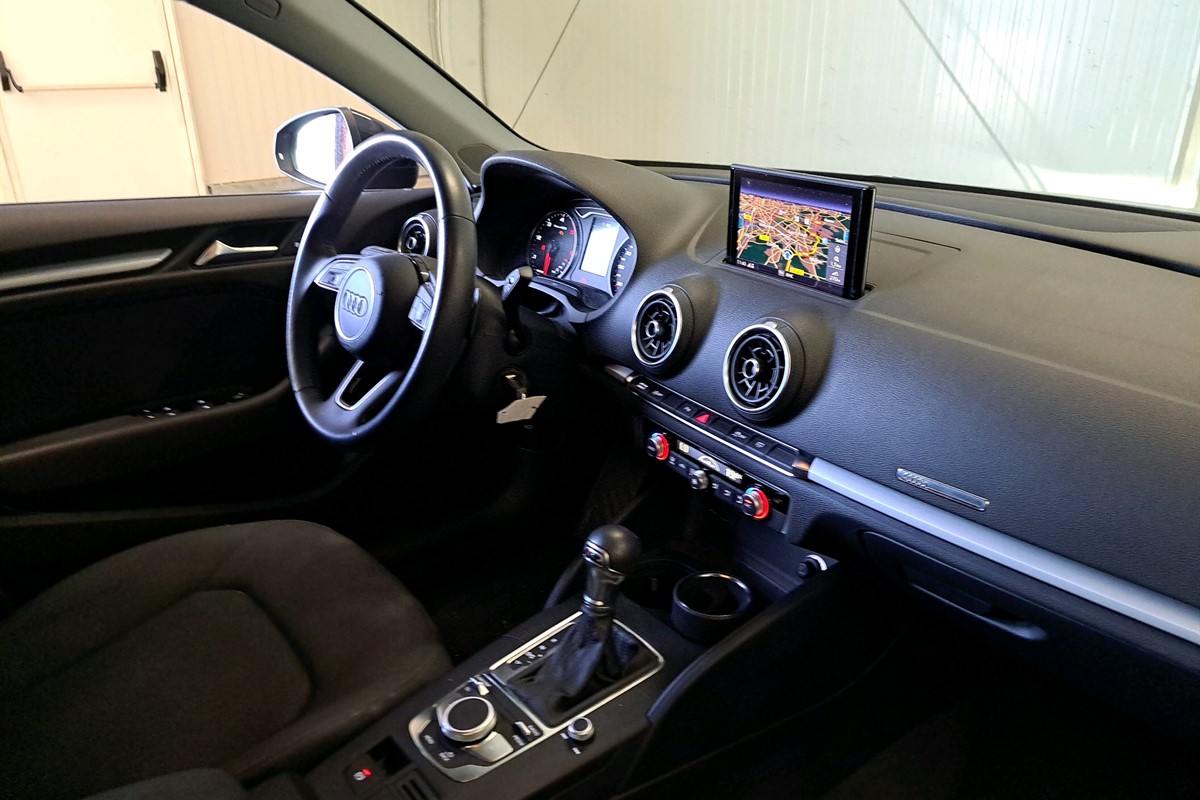 Audi A3
 30 TDI S-Tronic Business line