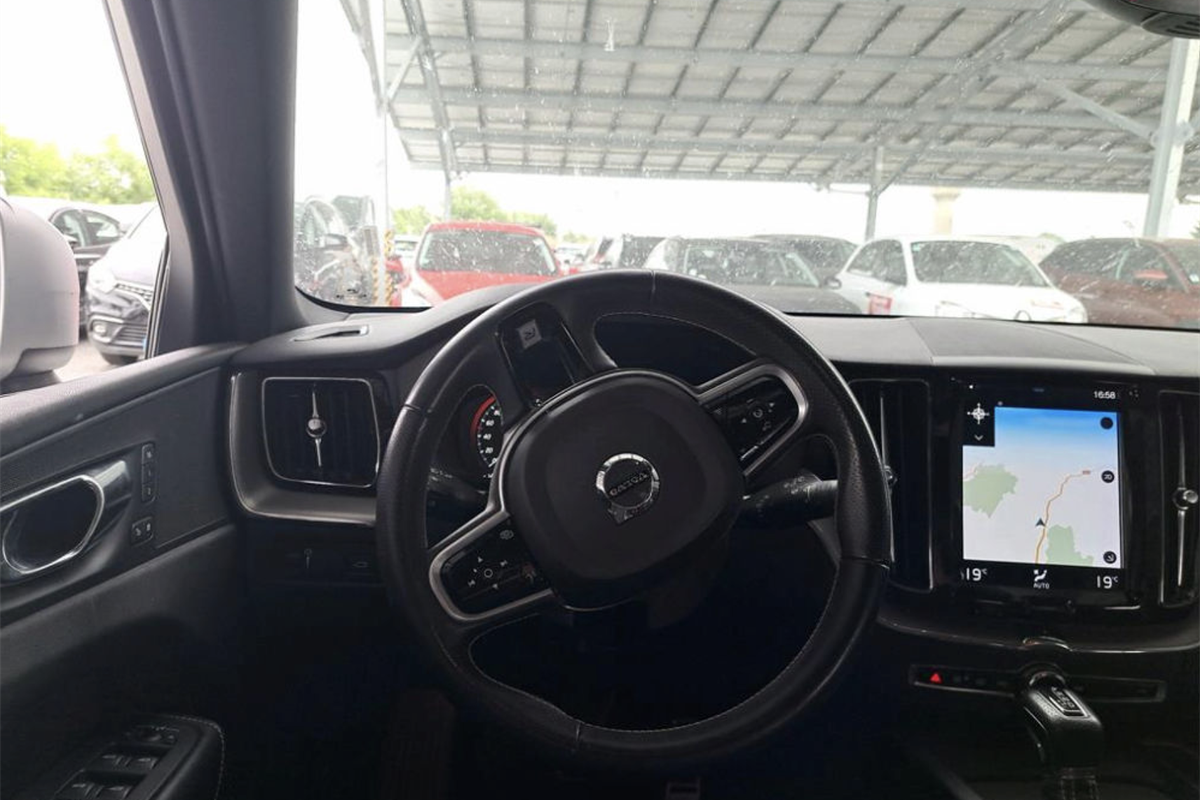 Volvo
 XC60 D5 AWD Geartronic R-Design