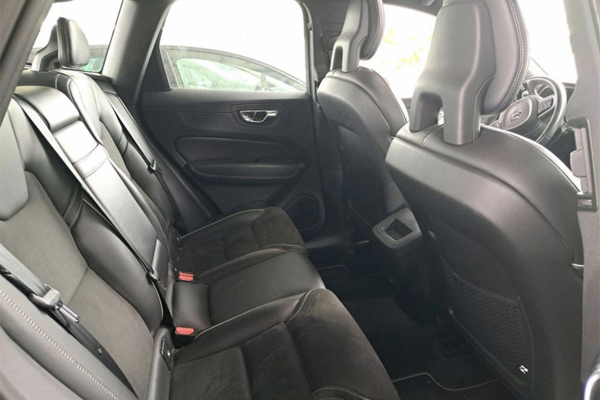 Volvo
 XC60 D5 AWD Geartronic R-Design
