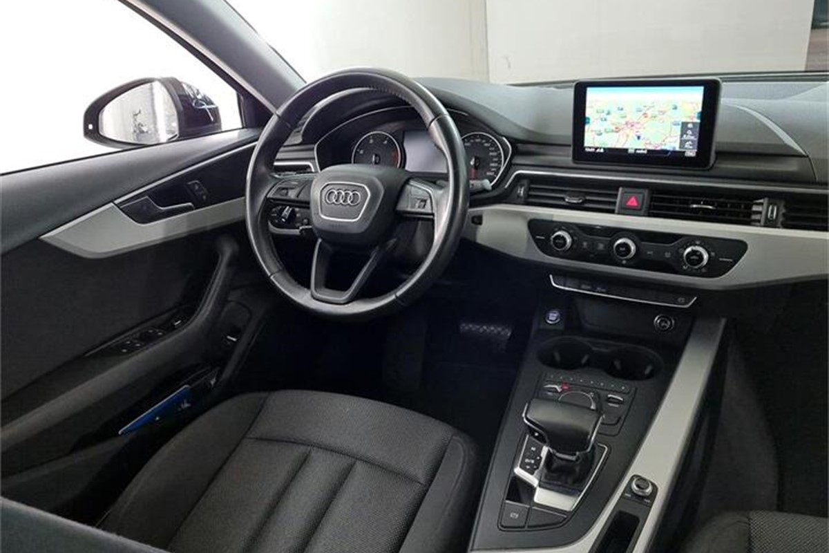 Audi A4
 30 TDi Stronic Business Edition