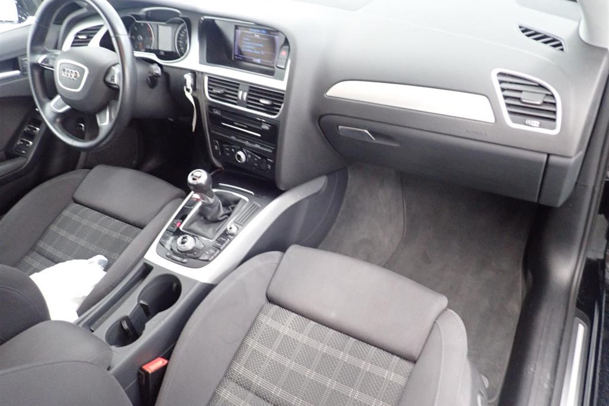 Audi A4
 2.0 TDI SPORTPAKET EXCLUSIVE >FACELIFT<
